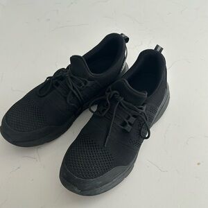 Men’s size 10 steel toed black tennis shoes!